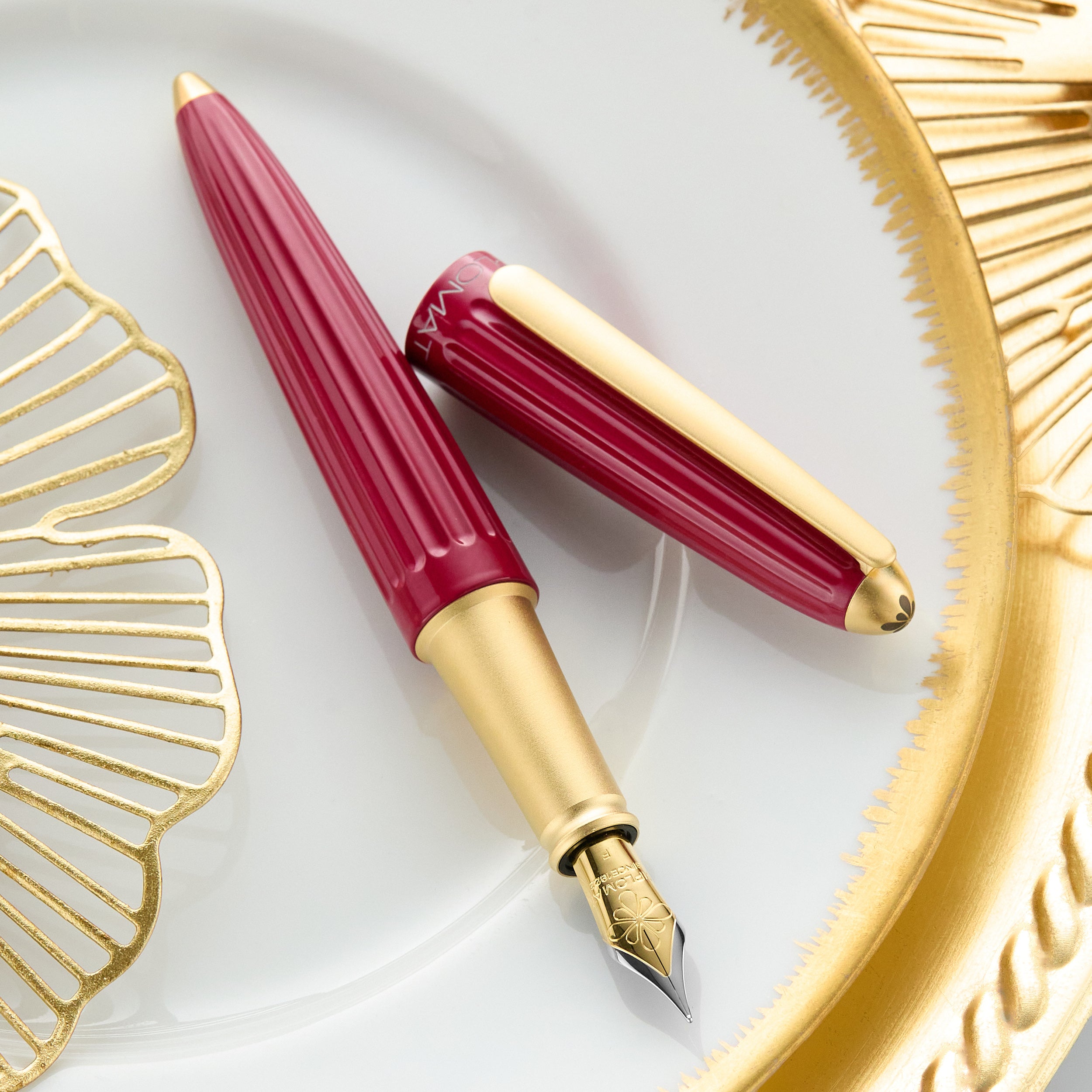 Diplomat Aero Fountain Pen - Cranberry/Gold (Special Edition