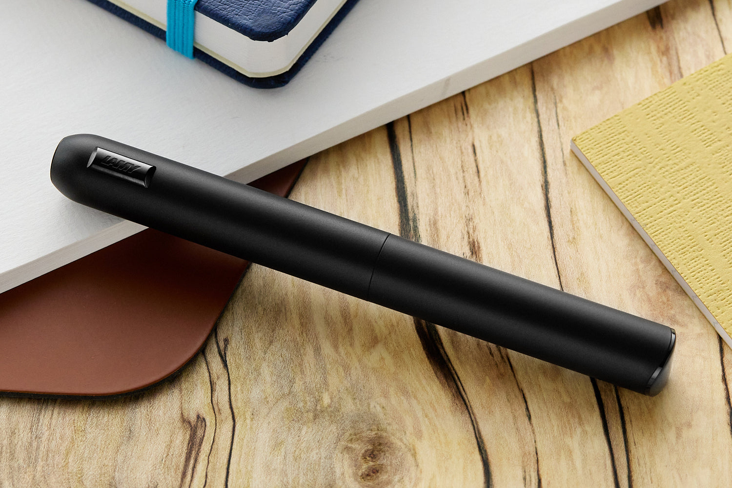 Lamy dialog cc white – penna stilografica senza capp. con meccanismo a rotazione – pennino bicolore in oro 14 ct, parz. platinato e di misura EF – cartuccia T 10 blu e Lamy dialog cc white – penna stilografica senza capp. con meccanismo a rotazione – pennino bicolore in oro 14 ct, parz. platinato e di misura EF – cartuccia T 10 blu e