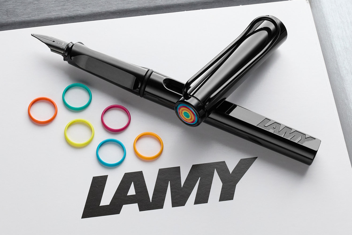 LAMY safari multicolor vulpen set – met 2 special edition vulpennen in volledig zwart en volledig wit – stalen penpunt in breedte M – met 2 blauwe inktpatronen, 12 verwisselbare gekleurde ringen en ge LAMY safari multicolor vulpen set – met 2 special edition vulpennen in volledig zwart en volledig wit – stalen penpunt in breedte M – met 2 blauwe inktpatronen, 12 verwisselbare gekleurde ringen en ge