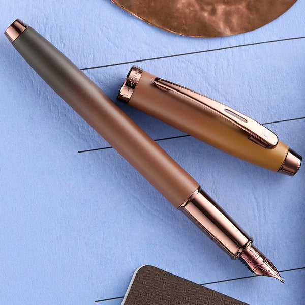 Sheaffer Gift 100 9370 Stylo plume Marron café brillant avec bordure PVD dorée | Stylo plume à pointe moyenne | Coffret cadeau de qualité supérieure Sheaffer Gift 100 9370 Stylo plume Marron café brillant avec bordure PVD dorée | Stylo plume à pointe moyenne | Coffret cadeau de qualité supérieure