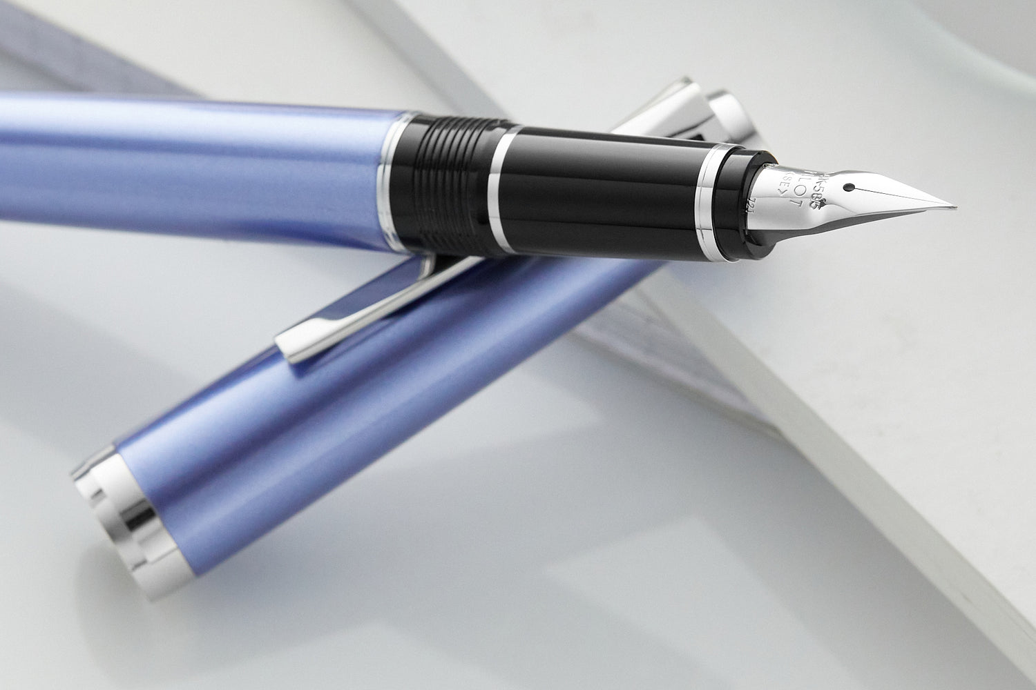 Pluma Estilográfica Pilot Metal Falcon - Punta Fina Suave De 14 Quilates - Color Zafiro - Retráctil